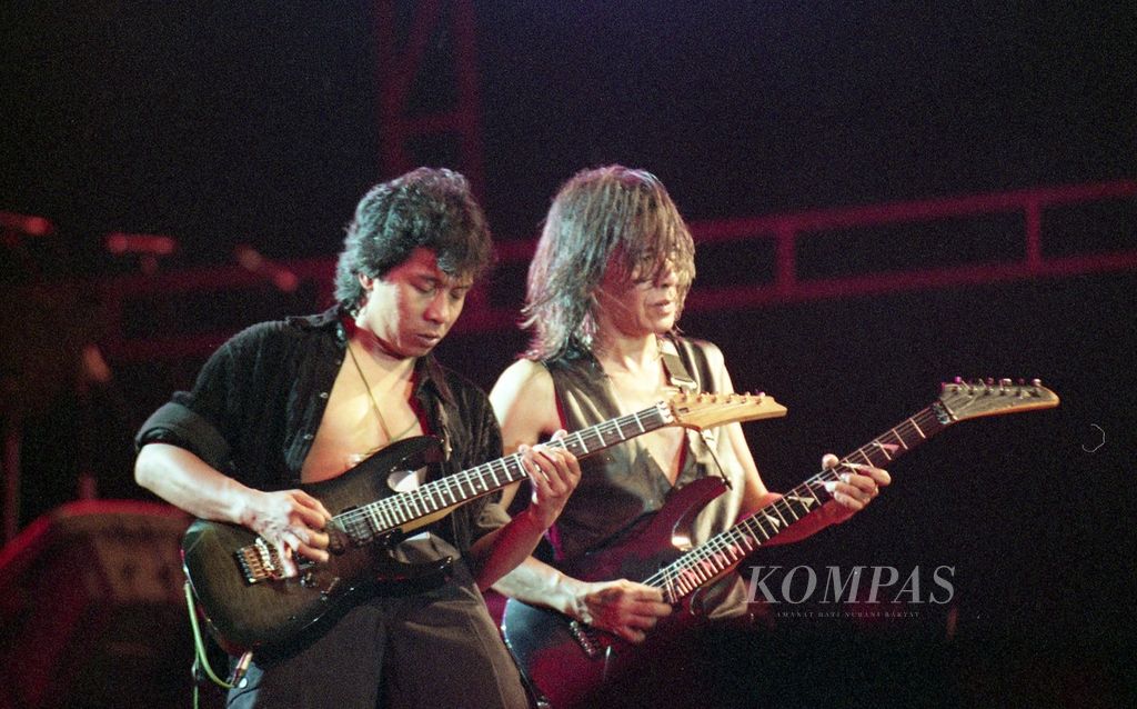  Eet Sjahranie gitaris Edane dan Ian Antono gitaris Gong 2000 di atas panggung Malam Tahun Baru di Pantai Bende, Ancol Timur, Jakarta Utara, (1/1/2001). 