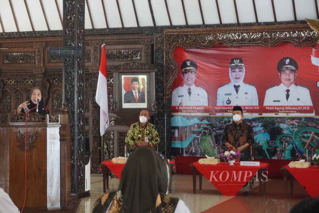 Bupati Purbalingga Dyah Hayuning Pratiwi memberi sambutan sebelum menandatangani usulan bersama Bupati Banyumas Achmad Husein dan Bupati Pemalang Mukti Agung Wibowo (kiri) dalam hal peningkatan jalan wisata kepada Provinsi Jateng di Purbalingga, Jawa Tengah, Rabu (16/2/2022).