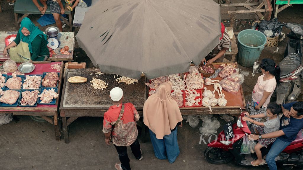 Warga berbelanja daging ayam segar di Pasar Klender SS, Jakarta Timur, Minggu (17/4/2022). Kebijakan THR dan gaji ke-13 bagi ASN diharapkan bisa menjadi faktor yang mendorong aktivitas ekonomi masyarakat, sekaligus untuk terus membantu pemulihan ekonomi Indonesia. 