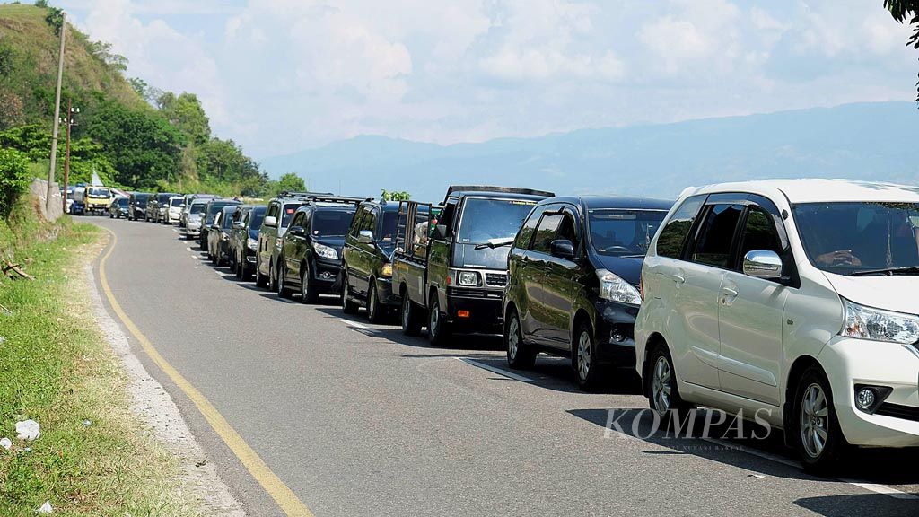 Kemacetan terjadi di kawasan Ombilin, Nagari Simawang, Kecamatan Rambatan, Kabupaten Tanah Datar, Sumatera Barat, Rabu (28/6). Kemacetan di jalur penghubung Solok-Bukittinggi yang berada di tepi Danau Singkarak tersebut terjadi karena banyaknya kendaraan yang menuju Kota Bukittinggi.