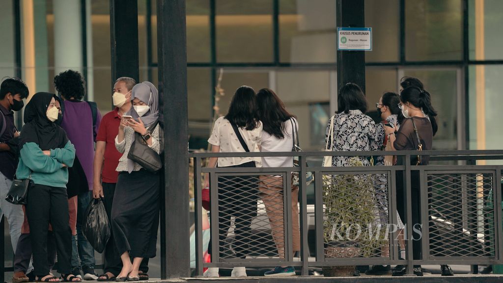 Warga menunggu bus Transjakarta di Halte Tosari, Jakarta Pusat, Rabu (24/5/2022). 