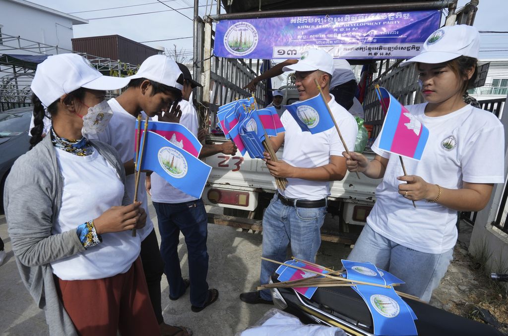 Anggota Partai Pembangunan Ekonomi Khmer sedang bersiap untuk kampanye di Desa Sre Ampel, Phnom Penh, Kamboja, Minggu (16/7/2023). 
