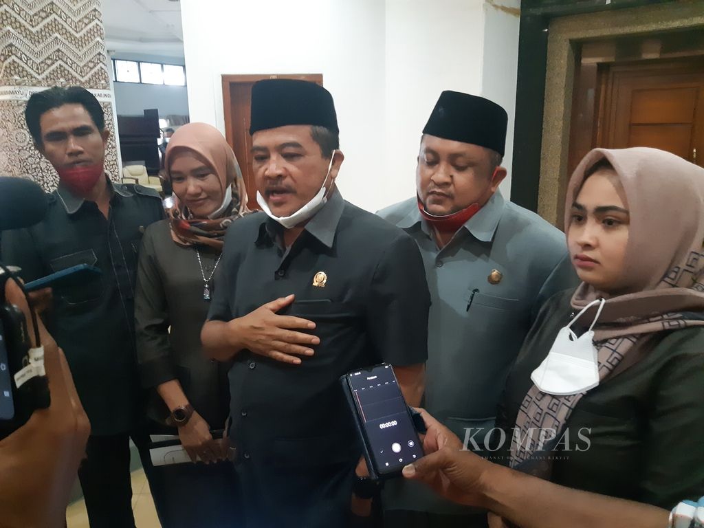 Wakil Ketua DPRD Indramayu dari PDI-P Sirojudin (tengah) memberi pernyataan setelah <i>walk out</i> dalam rapat paripurna terkait hak interpelasi, Senin (31/1/2022), di Gedung DPRD Indramayu, Jawa Barat. Fraksi PDI-P menolak hak interpelasi terhadap Bupati Indramayu Nina Agustina yang disepakati anggota Dewan.