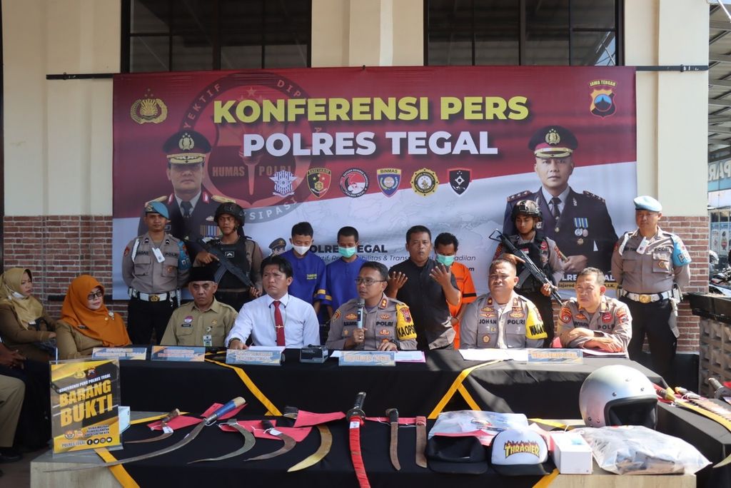 Suasana konferensi pers kasus kekerasan kepada anak di kantor Polres Tegal, Jawa Tengah, Senin (13/3/2023). Dalam kasus itu, puluhan anak diringkus polisi setelah kasus tawuran yang mengakibatkan AFA (15), anak anggota DPRD Kabupaten Tegal, meninggal.