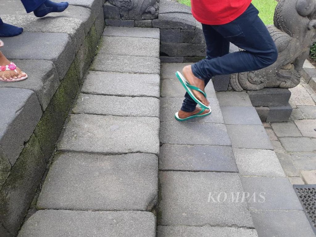 Gesekan alas kaki pengunjung dengan batuan candi menyebabkan keausan batuan Candi Borobudur.