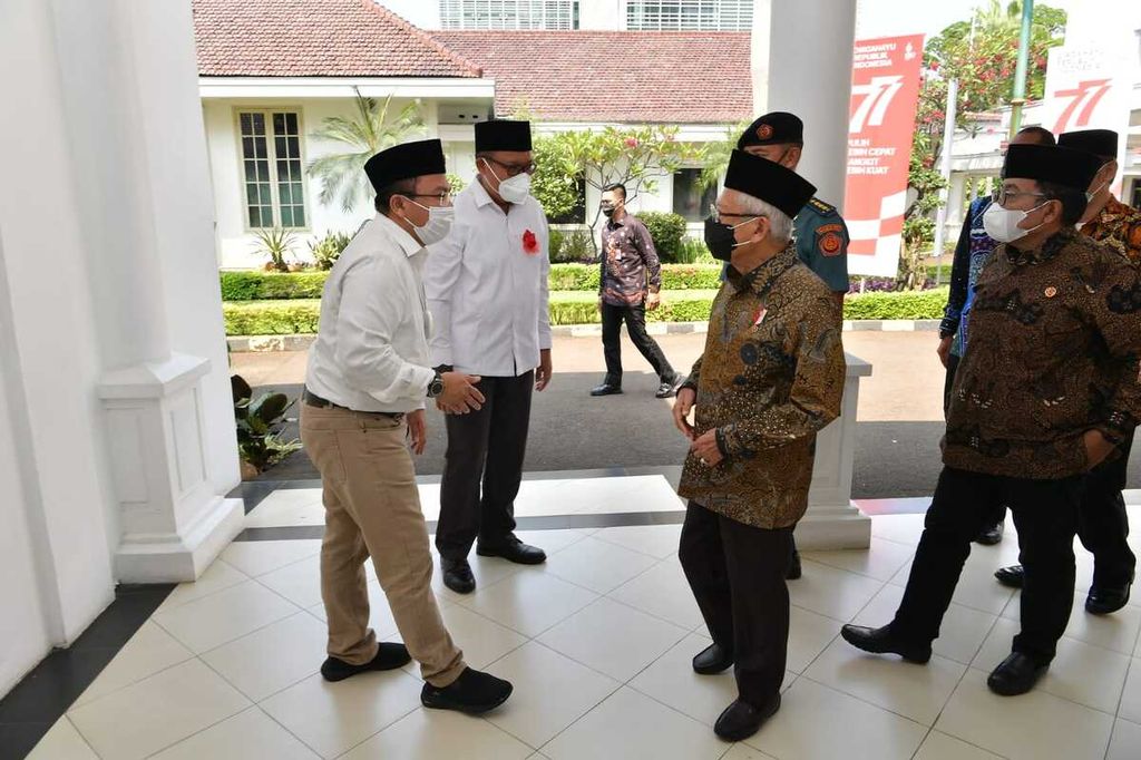 Wakil Presiden Ma'ruf Amin berbincang sebelum menghadiri acara milad Asosiasi Asuransi Syariah Indonesia di Istana Wapres, Jakarta, Kamis (18/8/2022). 