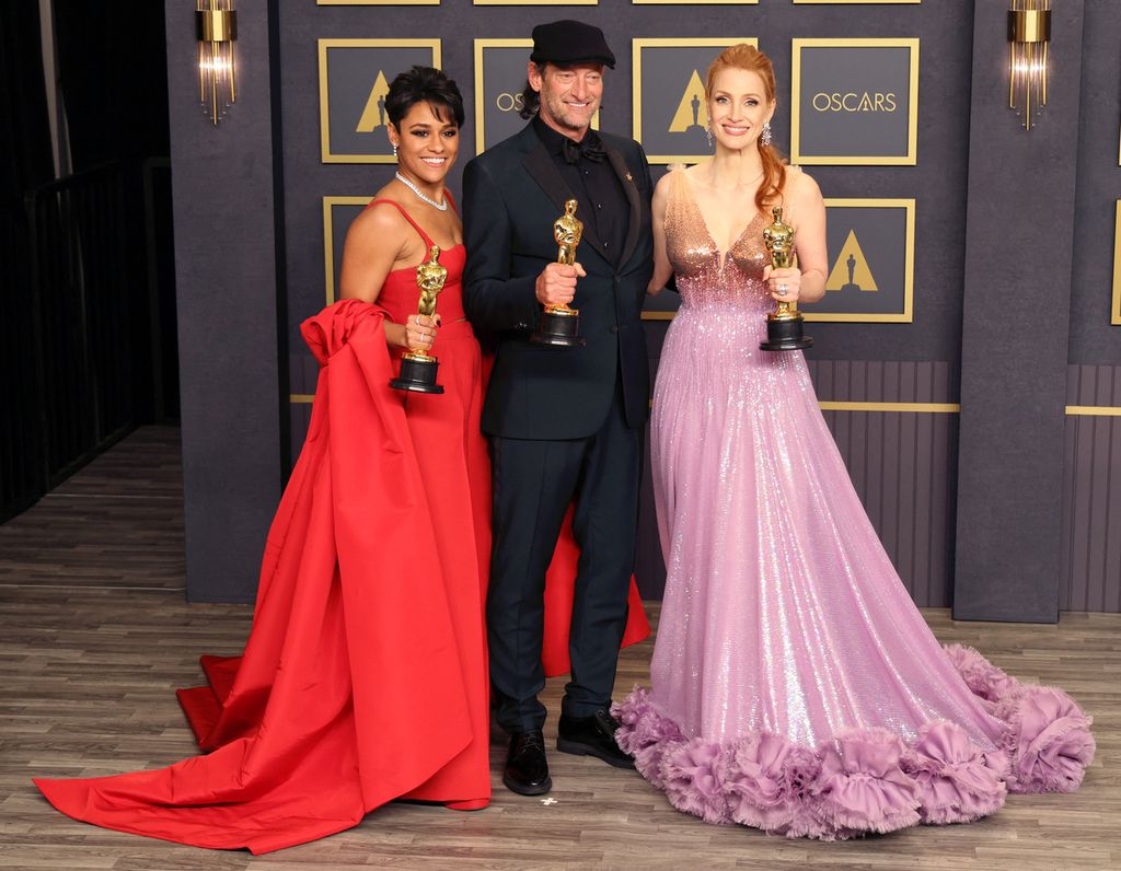 Dari kiri ke kanan, aktris Ariana DeBose, peraih pemeran pendukung wanita terbaik; aktor Troy Kotsur, peraih aktor terbaik; dan aktris Jessica Chastain, peraih aktris terbaik dalam ajang Academy Awards 2022. 