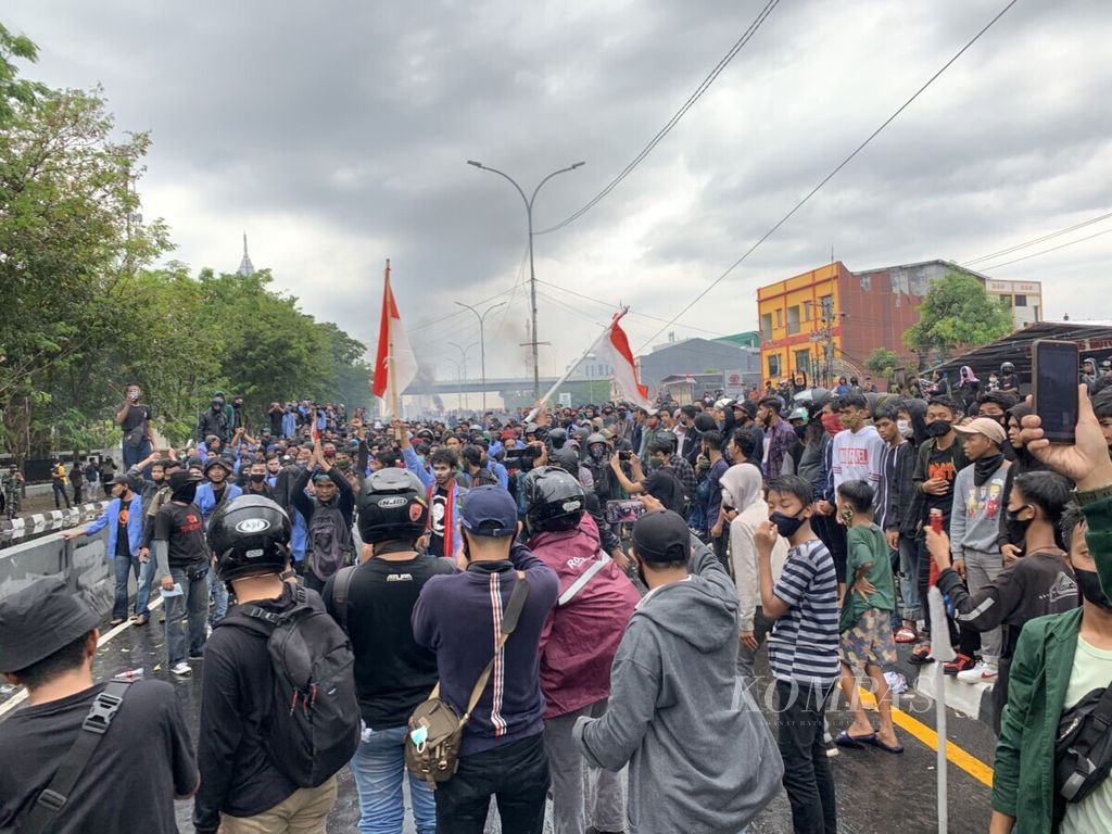 Massa melakukan aksi unjuk rasa menolak UU Cipta Kerja di Gedung DPRD Sulawesi Selatan, Makassar, Jumat (9/10/2020). 