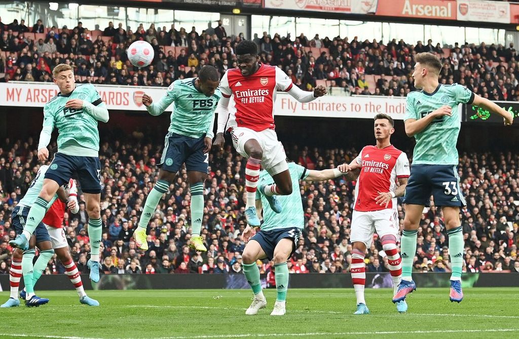 Pemain Arsenal Thomas Partey (tengah/merah) menyundul bola untuk mencetak gol pembuka ke gawang Leicester City pada laga Liga Inggris di Stadion Emirates, London, Senin (14/3/2022) dini hari WIB. Pada laga itu, Arsenal menang 2-0.