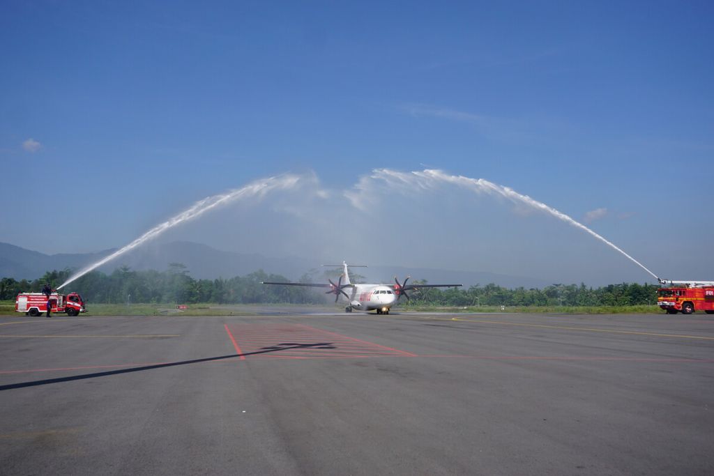 Pesawat Wings Air mendarat di Bandara Jenderal Besar Soedirman Purbalingga, Jawa Tengah, Jumat (5/8/2022). Maskapai ini melayani rute Pondok Cabe-Purbalingga pergi pulang sepekan sekali.