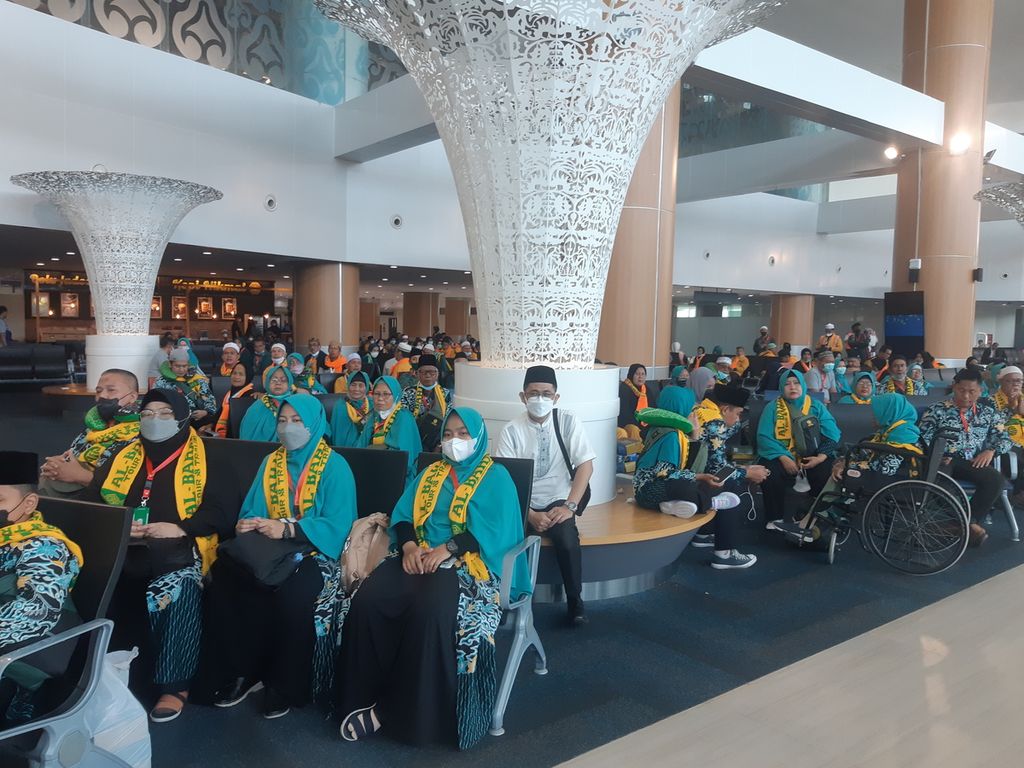 Calon jemaah umrah menunggu keberangkatan di Terminal Bandara Internasional Jabar Kertajati, Kabupaten Majalengka, Minggu (20/11/2022). 