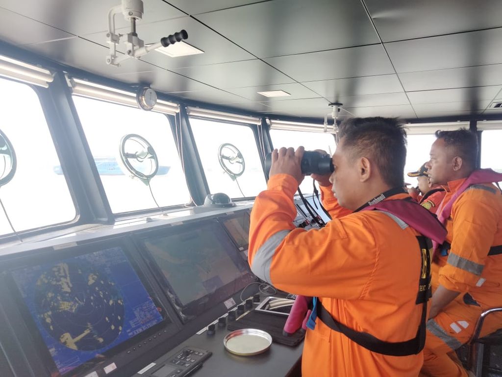 Tim Basarnas Surabaya mencari tujuh nelayan yang tenggelam di perairan sekitar wilayah kerja Kontraktor Kontrak Kerja Sama Migas Pertamina Hulu Energi West Madura Offshore, Bangkalan, Jawa Timur, Kamis (13/6/2024). 