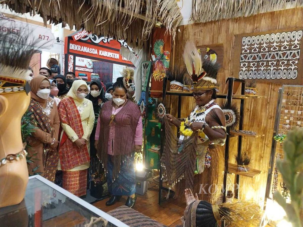 Ibu Iriana Joko Widodo (kiri) didampingi Ibu Wury Maruf Amin saat meninjau stan Provinsi Papua pada Pameran Kerajinan Nusantara (Kriyanusa) Tahun 2022 yang digelar di Jakarta Convention Center, Jakarta, Rabu (21/9/2022). Pameran akan berlangsung hingga 25 September 2022.