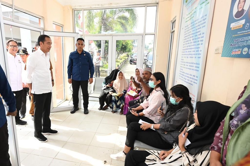 Presiden Joko Widodo meninjau layanan kesehatan di RSUD Sibuhuan, Kabupaten Padang Lawas, Provinsi Sumatera Utara, Jumat (15/3/2024). Dalam peninjauan itu, Presiden juga berinteraksi dengan sejumlah pasien.