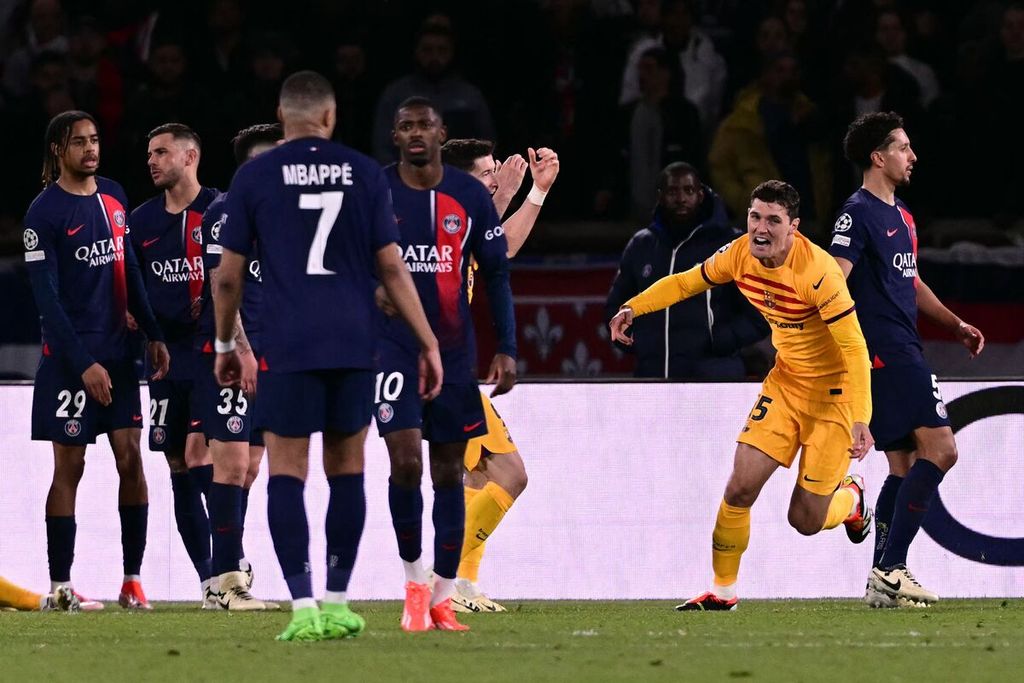 Pemain barcelona, Andreas Christensen (kedua dari kanan), merayakan golnya ke gawang Paris Saint-Germain pada laga Liga Champions di Stadion Parc des Princes, Paris, Kamis (11/4/2024) dini hari WIB. Barcelona memenangi laga itu dengan skor 3-2.