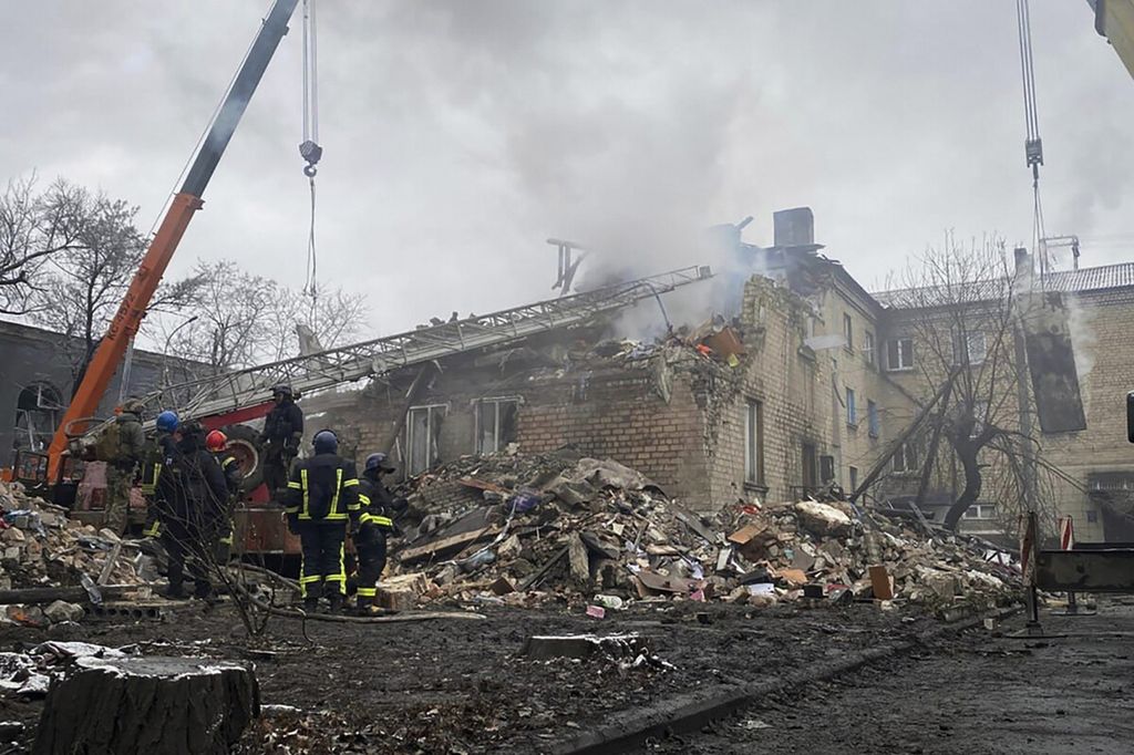 Tim penyelamat bekerja di lokasi bangunan yang rusak akibat penembakan di Novogrodivka, Ukraina, Kamis (30/11/2023). Beberapa pertempuran paling sengit dalam beberapa pekan terakhir terjadi di kota garis depan Avdiivka. 