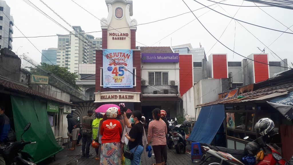 Antrean di luar toko kue Holland Bakery Slipi, Jakarta Barat, Sabtu (28/1/2023).