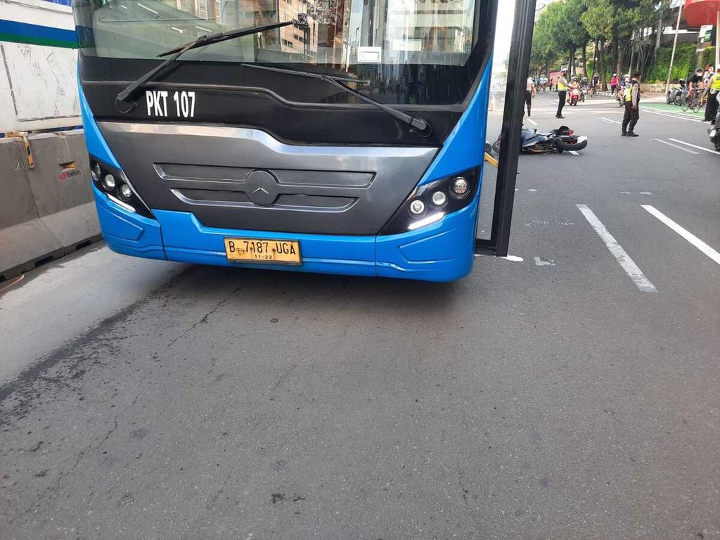 Posisi terakhir sepeda motor yang mengalami kecelakaan dengan bus Transjakarta di Jalan MH Thamrin, Jakarta Pusat, Minggu (13/3/2022). Pengendaranya diduga terjatuh sebelum tertabrak bus.