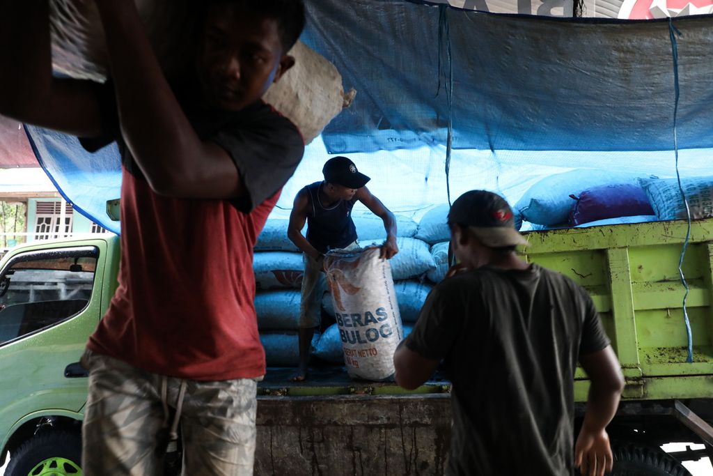 Pekerja menurunkan pala yang akan dijual ke pengepul di Kecamatan Fakfak, Kabupaten Fakfak, Papua Barat, Senin (21/6/2021). 