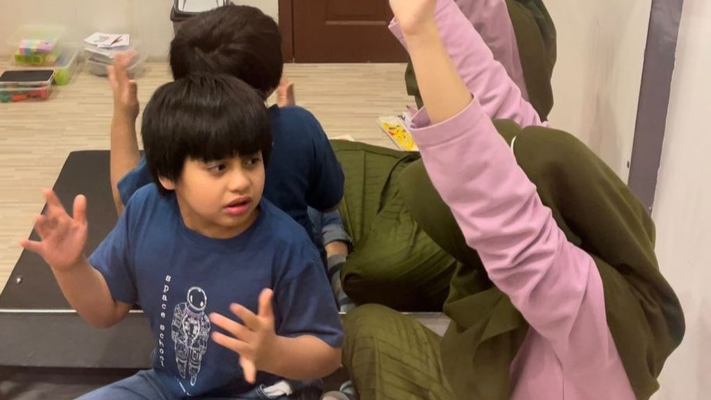 Zafar, anak bungsu dari Augie Fitrizia Djamin, yang didiagnosis mengidap gangguan spektum autisme saat menjalani terapi di Jakarta.
