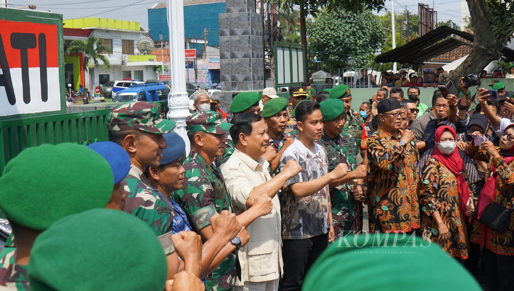 Menteri Pertahanan Prabowo Subianto (kelima dari kiri) berfoto bersama Wali Kota Surakarta Gibran Rakabuming Raka (keenam dari kiri) saat tengah melakukan kunjungan kerjanya di Kota Surakarta, Jawa Tengah (24/1/2023). Dalam kesempatan itu, Prabowo membagikan kendaraan dinas bagi babinsa dan sembako pada sejumlah warga.