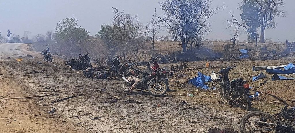 Foto dari Kelompok Aktivis Kyunhla ini menunjukkan situasi setelah serangan udara di Desa Pazi Gyi, Kota Kanbalu, Sagaing, Myanmar, Selasa (11/4/2023). 