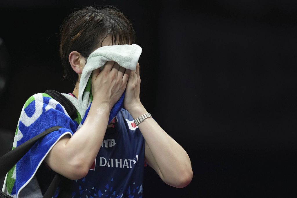 Sayaka Hirota menutup wajahnya dengan handuk usai bersama Yuki Fukushima dikalahkan ganda putri China Chen Qingchen/Jia Yifan pada laga terakhir semifinal Piala Sudirman 2023 di Suzhou, China, Sabtu (20/5/2023). 