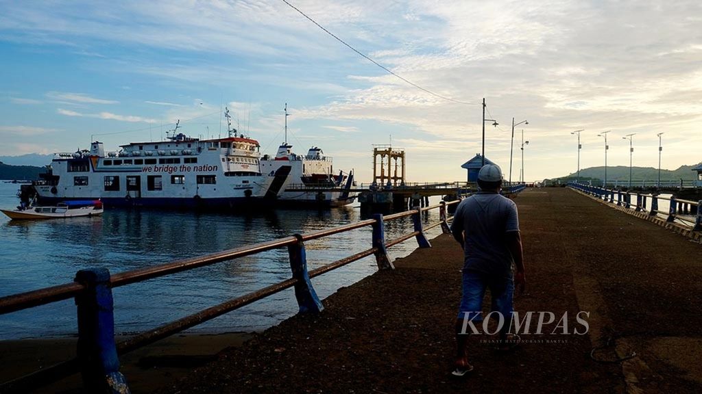 Anak buah kapal memasuki kawasan Pelabuhan Sape di Kecamatan Sape, Kabupaten Bima, Nusa Tenggara Barat, Kamis (30/3) pagi. Pelabuhan yang berada di bagian paling ujung Nusa Tenggara Barat itu memiliki posisi strategis sebagai pintu gerbang kedua menuju Taman Nasional Komodo, Nusa Tenggara Timur.