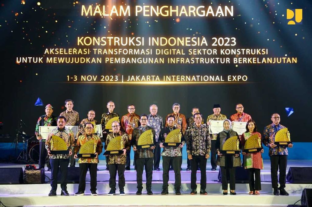 Menteri Pekerjaan Umum dan Perumahan Rakyat Basuki Hadimuljono bersama penerima hadiah penganugerahan Malam Penghargaan Konstruksi Indonesia 2023 di Jakarta International Expo (JIExpo), Jakarta, Jumat (3/11/2023).