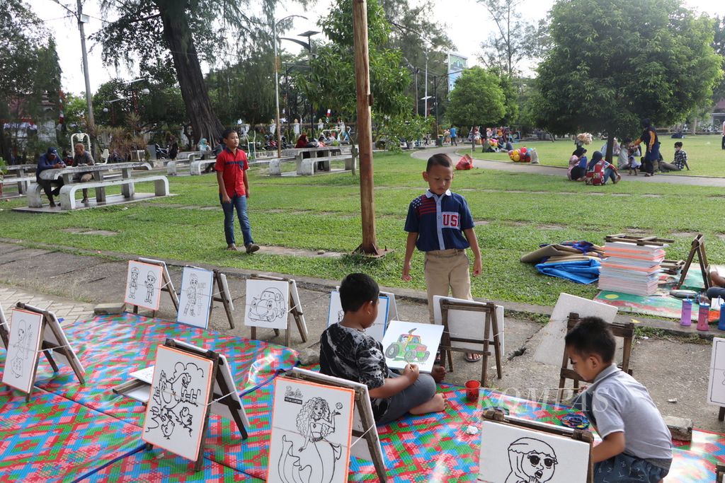 Warga beraktivitas di Lapangan Merdeka, Kota Langsa, Aceh, Jumat (6/8/2021). Lapangan Merdeka menjadi ruang interaksi sosial warga kota, seperti tempat bermain anak, berolahraga, menikmati jajanan rakyat, atau sekadar bersantai. Langsa juga mendapat penghargaan Kota Layak Anak Pratama 2021.