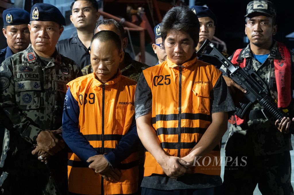 Dua nakhoda kapal ikan Vietnam yang ditetapkan menjadi tersangka penangkapan ikan secara ilegal di Laut Natuna Utara dihadirkan saat konferensi pers di Pangkalan PSDKP Batam, Sabtu (4/5/2024) malam.