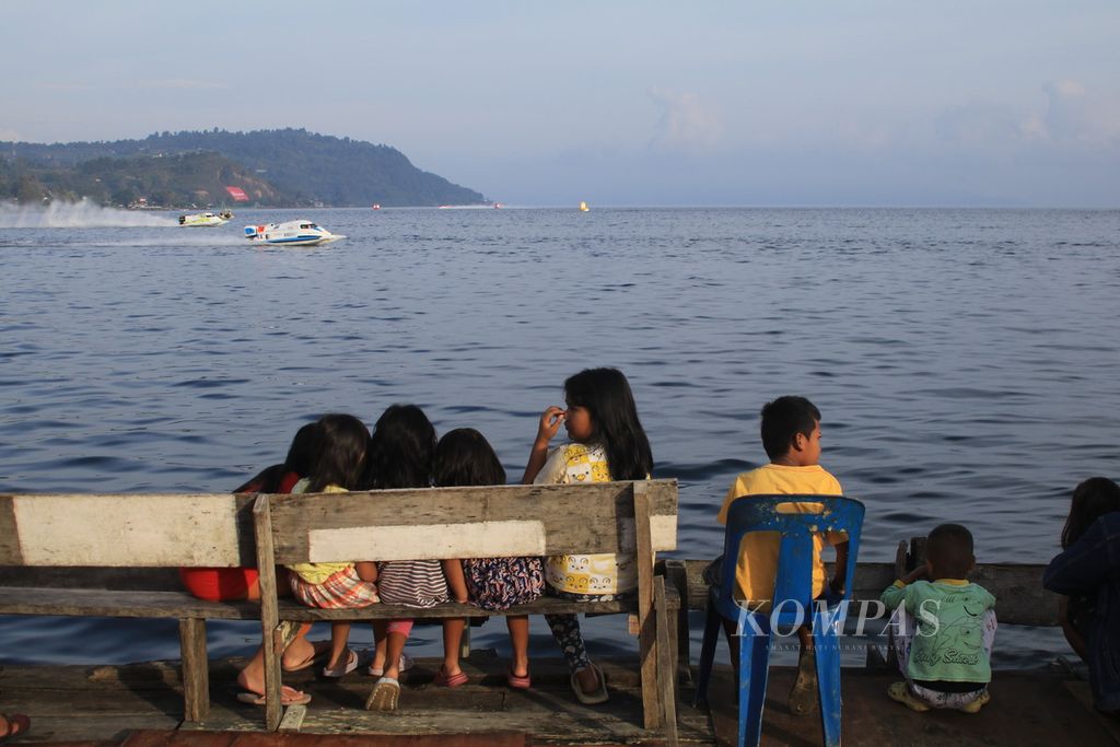 Masyarakat lokal menyaksikan 17 pebalap dari sembilan negara menjajal eksotisme lintasan di Danau Toba pada Kejuaraan Dunia Perahu Motor Formula 1 (F1H20) di Kabupaten Toba, Sumatera Utara, Jumat (1/3/2024).
