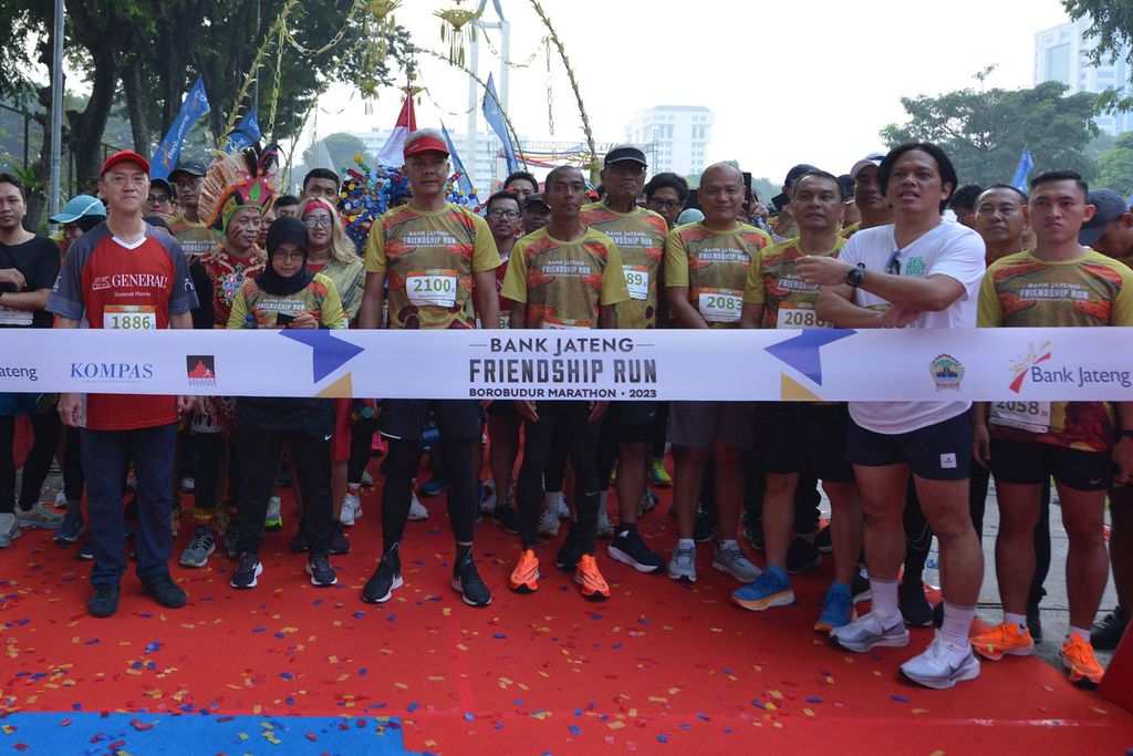 Gubernur Jawa Tengah Ganjar Pranowo (topi merah) bersiap berlari bersama para peserta acara Bank Jateng Friendship di kawasan Lapangan Banteng, Jakarta, dalam acara Bank Jateng Friendship Run, Minggu (21/5/2023). 
