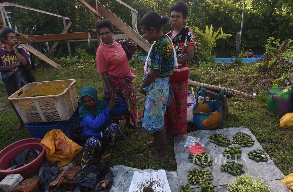 Warga yang tinggal di gunung dan pesisir salaing bersilaturahmi saat bertemu di di Pasar Mambunibuni, Distrik Kokas, Kabupaten Fakfak, Papua Barat, Sabtu (20/5/2023).  