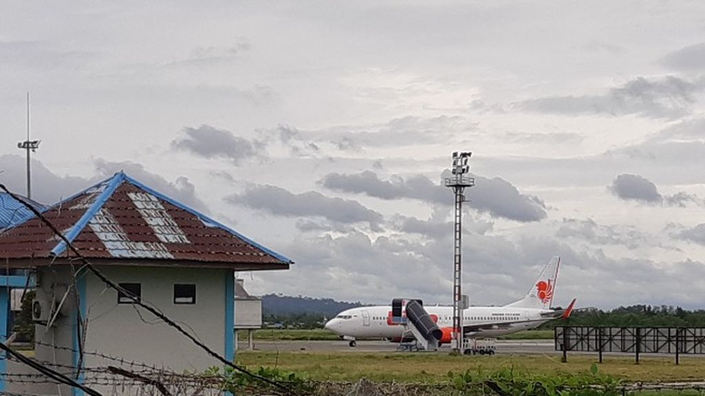 Aktvitas penerbangan di Bandara Domine Eduard Osok Sorong, Papua Barat Daya, Rabu (5/4/2023).