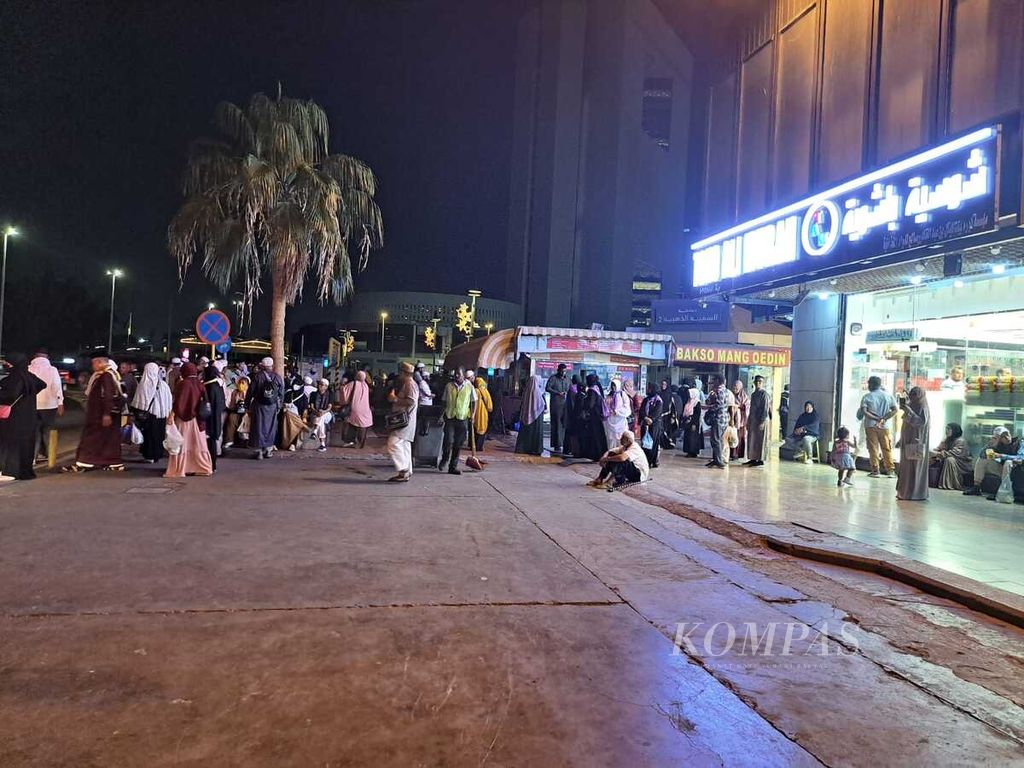Salah satu sisi kota lama Jeddah di kawasan Corniche, Arab Saudi, Senin (10/7/2023) malam waktu setempat. Di kawasan ini banyak sekali toko-toko yang menjual souvenir dan barang kebutuhan sehari-hari, dan mayoritas pedagangnya bisa berbahasa Indonesia. 