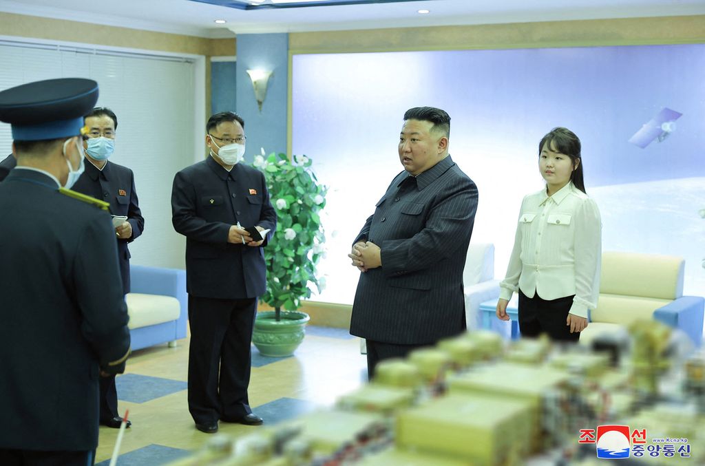 Foto yang diambil pada 18 April 2023 dan dirilis oleh Kantor Berita KCNA pada 19 April 2023 memperlihatkan pemimpin Korut Kim Jong Un (kedua dari kanan) dan putrinya menginspeksi Lembaga Pengembangan Antariksa Nasional (NADA) di sebuah lokasi yang dirahasiakan. 