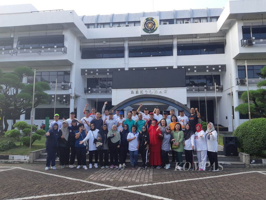 Dewan Guru Besar Universitas Sumatera Utara (USU) berfoto bersama seusai mengadakan senam pagi di halaman Kantor Biro Rektor USU, Medan, Sumatera Utara, Sabtu (3/2/2024). 