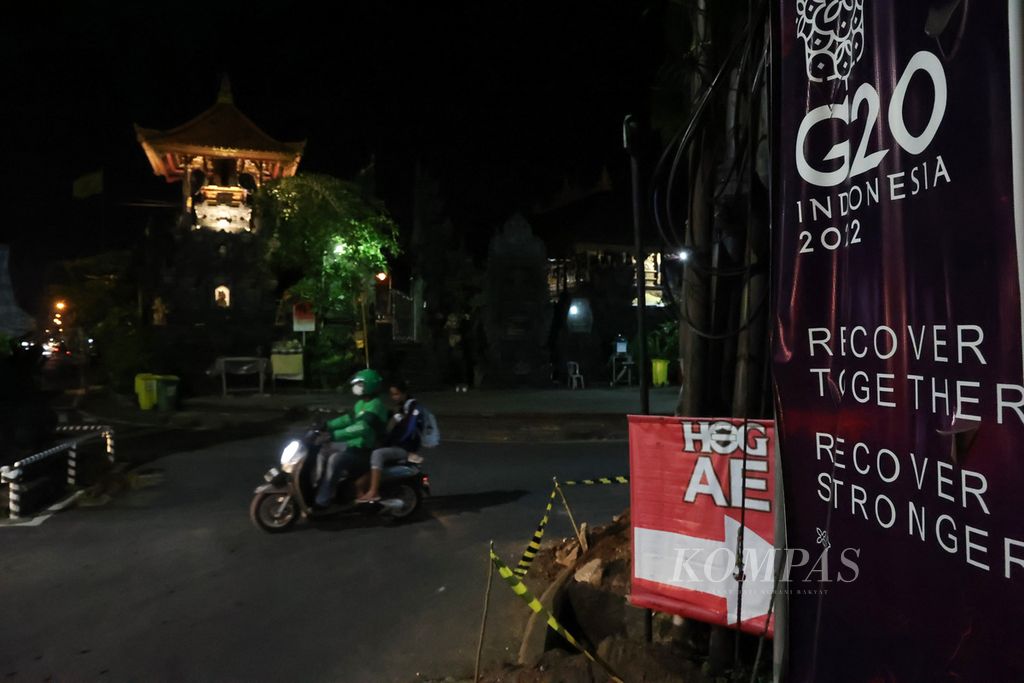 Poster KTT G20 dipasang di sebuah perempatan jalan di kawasan Nusa Dua, Bali, Selasa (5/7/2022). 