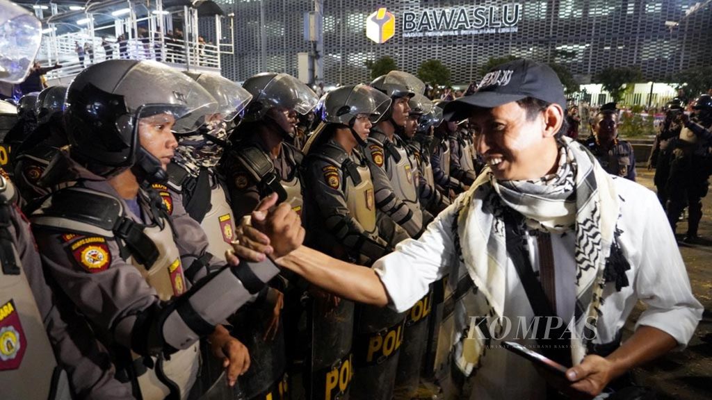 Para peserta aksi menolak hasil pemilu di depan Kantor Bawaslu RI, Jakarta, membubarkan diri, Selasa (21/5/2019). Para peserta aksi yang diberi waktu toleransi oleh polisi ini akhirnya  membubarkan diri dengan tertib.