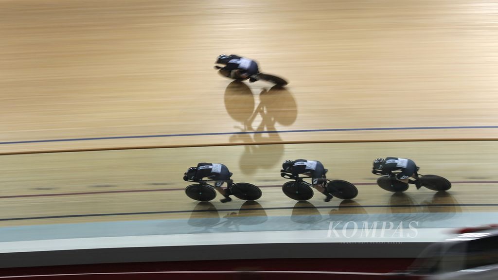 Pebalap sepeda Selandia Baru mengikuti penyisihan nomor <i>pursuit </i>beregu putri Tissot UCI Track Nations 2023 di Velodrom Internasional Jakarta, Rawamangun, Jakarta Timur, Kamis (23/2/2023). 