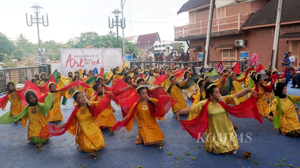 Pergelaran tari Radap Rahayu massal dalam acara penutupan Banjarmasin Art Week 2022 di Kota Banjarmasin, Kalimantan Selatan, Kamis (10/11/2022). Tari Radap Rahayu sudah ditetapkan sebagai warisan budaya takbenda Indonesia tahun 2021. 