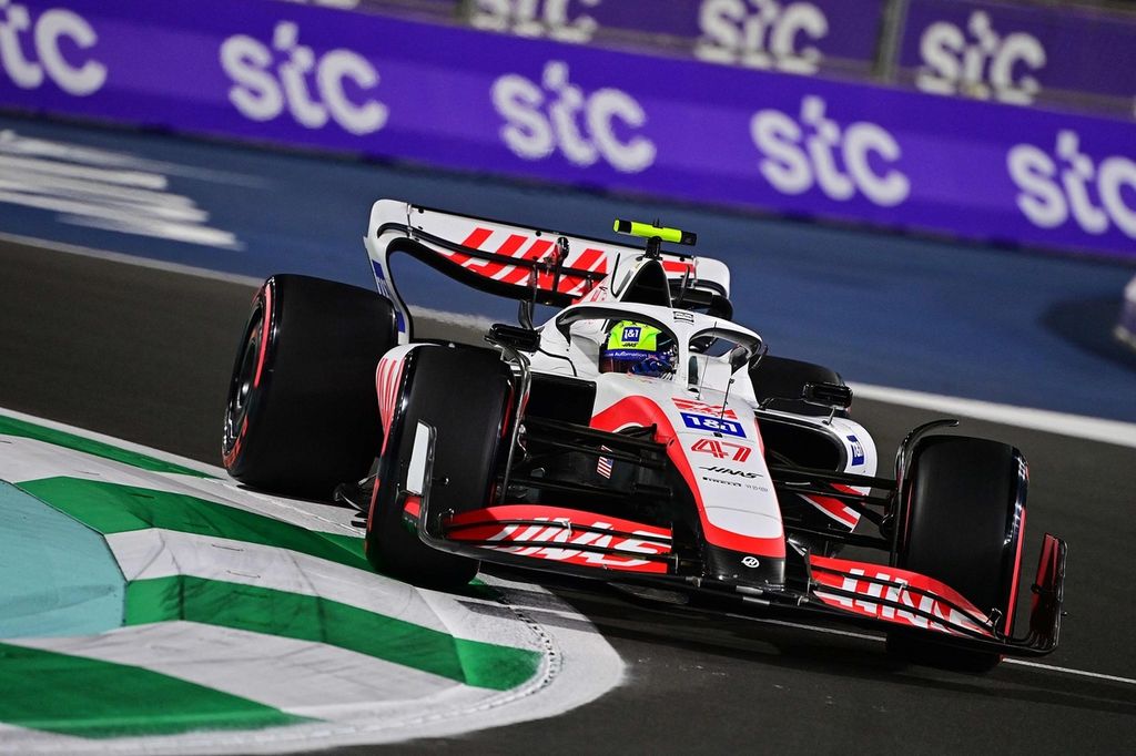 Pebalap tim Haas, Mick Schumacher, memacu mobilnya pada sesi latihan bebas kedua F1 seri Arab Saudi, Jumat (25/3/2022), di Sirkuit Jeddah Corniche, Jeddah. 