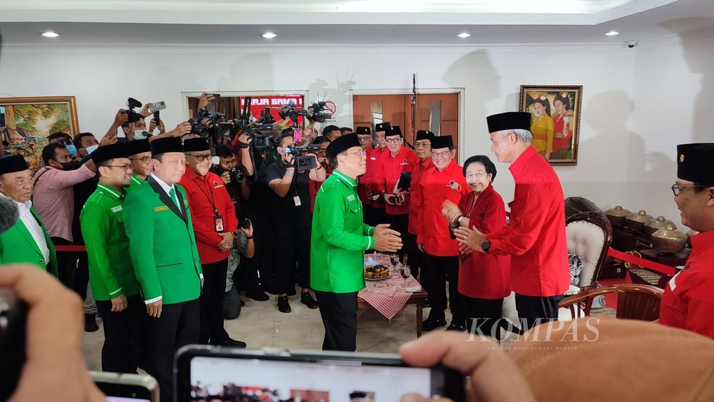 Plt Ketua Umum Partai Persatuan Pembangunan Mardiono dan jajaran DPP PPP bertemu dengan Ketua Umum Partai Demokrasi Indonesia Perjuangan Megawati Soekarnoputri yang didampingi capres PDI-P, Ganjar Pranowo, Minggu (30/4/2023), di kantor DPP PDI-P, Jakarta.