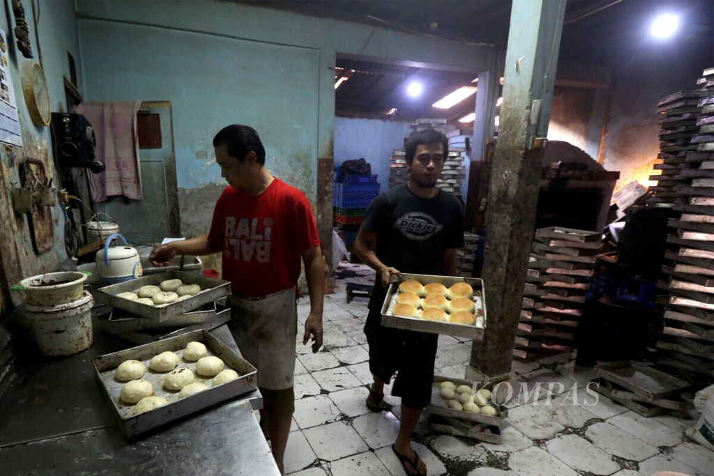 Aktivitas pembuatan roti di sebuah industri roti skala rumah tangga, Langgeng Sari, di kawasan Bendungan Hilir, Jakarta Pusat, Jumat (7/8/2020). Roti-roti itu dipasarkan di perkantoran, sekolah, dan lingkungan pasar dengan harga Rp 4.000 per biji. Pandemi Covid-19 telah ikut memukul usaha rumahan tersebut. Jika sebelum pandemi mereka mampu membuat lebih dari 5.000 bungkus roti dalam sehari, saat ini hanya 1.000 bungkus.