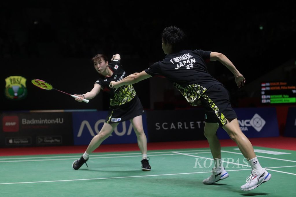 The Japanese mixed doubles pair, Yuta Watanabe/Arisa Higashino, competed against the Indonesian mixed doubles pair, Rinov Rivaldy/Pitha Haningtyas Mentari, in the quarterfinals of the 2023 Indonesia Open at Istora Gelora Bung Karno, Jakarta, on Friday (16/6/2023).