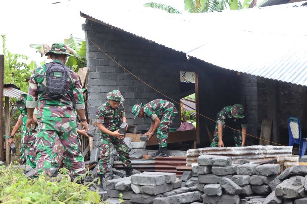 Prajurit TNI AD dari Kodim 1508 Tobelo membantu merapikan sisa reruntuhan bangunan di Desa Ngidiho, Kecamatan Galela Barat, Kabupaten Halmahera Utara, Maluku Utara, Selasa (19/4/2022). Desa itu dilanda gempa selama dua hari berturut-turut.