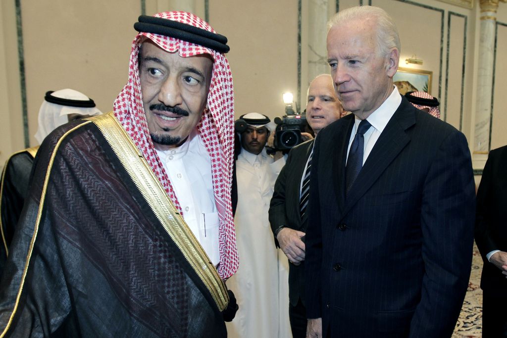 Foto tanggal 27 Oktober 2011 ini memperlihatkan Joe Biden (kanan) saat masih menjabat Wakil Presiden AS menemui Pangeran Salman bin Abdulaziz al-Saud (kiri) saat belum menjabat Raja Arab Saudi untuk menyampaikan dukacita atas meninggalnya saudara Pangeran Salman, Putra Mahkota Pangeran Sultan bin Abdulaziz al-Saud, di Istana Pangeran Sultan di Riyadh, Arab Saudi. 