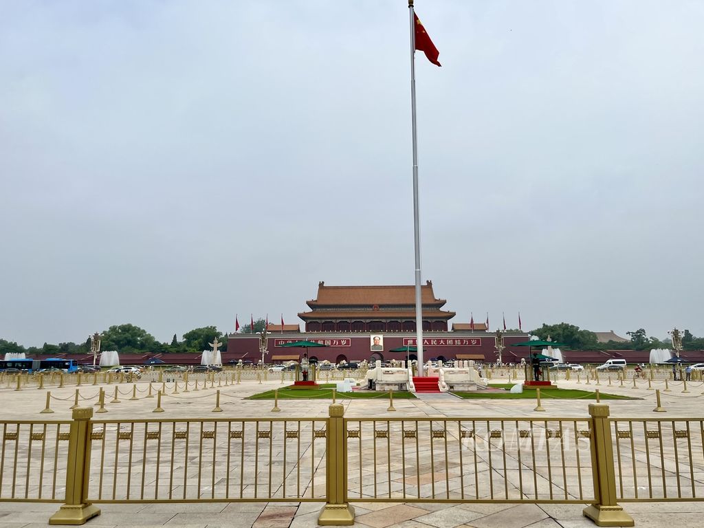 Gerbang Tiananmen memisahkan Lapangan Tiananmen dengan Kota Terlarang. Lapangan Tiananmen dibuka gratis untuk publik tetapi sebelum masuk harus menunjukkan identitas diri terlebih dahulu.