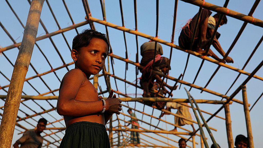 Pengungsi Rohingya, Kamis (14/12), bekerja membangun penampungan sementara di dekat Cox\'s Bazar, Bangladesh. Kekerasan di Rakhine, Myanmar, telah menyebabkan lebih dari 600.000 warga etnis Rohingya melarikan diri ke Bangladesh.